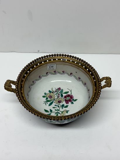 Chine. Coupe en porcelaine, à décor en médaillons...