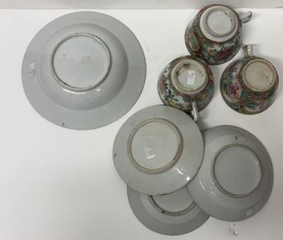 Lot de quatre coupes et trois tasses en porcelaine...