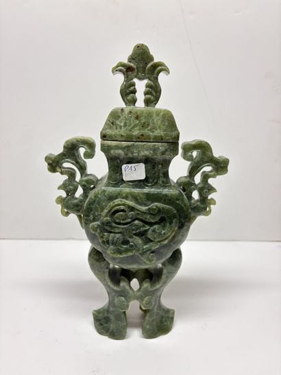 Chine, XXe
Vase couvert en jade à décor sculpté...