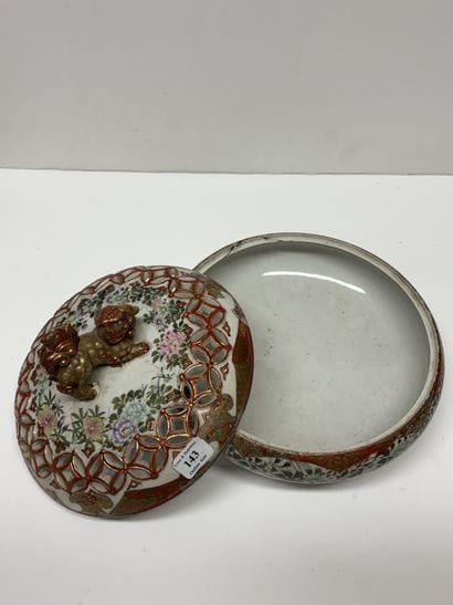 Japon, vers 1900
Brûle parfum en porcelaine...