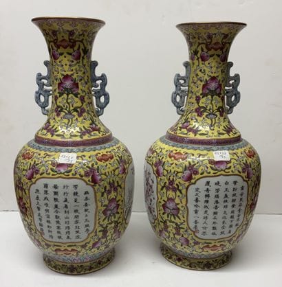 Chine, XXe siècle
Paire de vases balustres...
