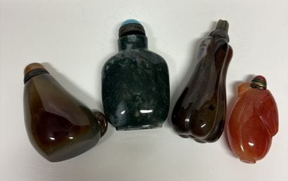 Quatre flacons tabatières en agate et cornaline....