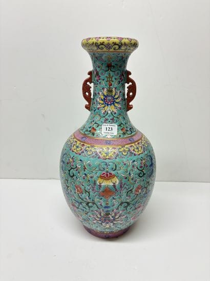 Chine, XXe siècle
Vase balustre en porcelaine...