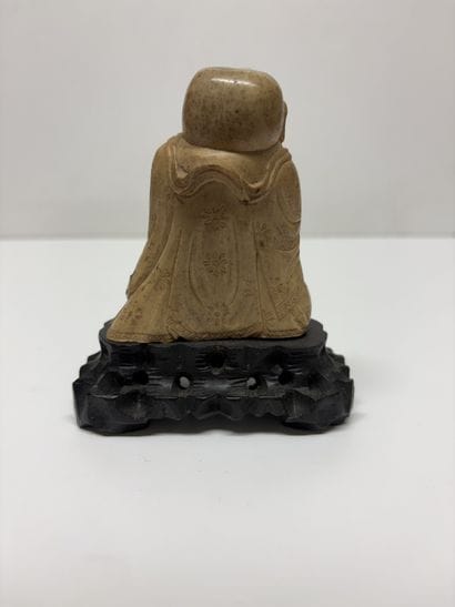 CHINE. Petite sculpture en os figurant hotei...