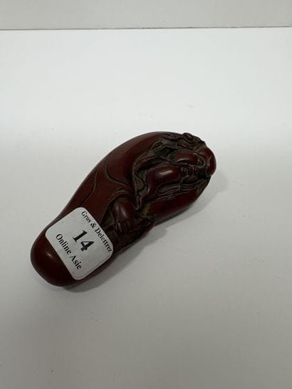 Chine, XXe siècle
Pendentif en stéatite brun...