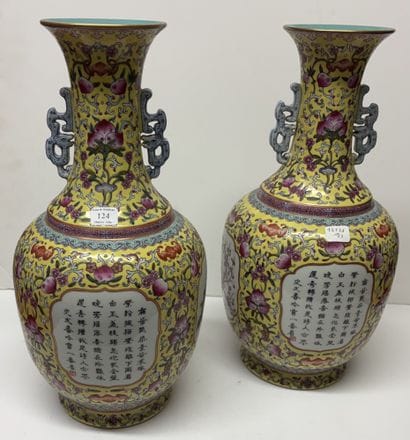 Chine, XXe siècle
Paire de vases balustres...