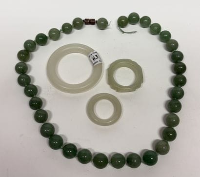 Chine, XXe
Lot en jade comprenant un bracelet...