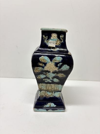 Chine, période Ming
Vase en céramique émaillée...