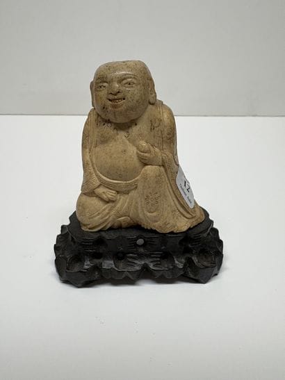CHINE. Petite sculpture en os figurant hotei...