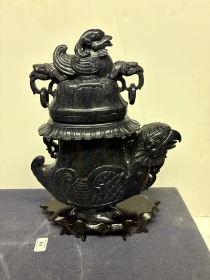 Chine, vers 1960
Vase couvert en sodalite,...