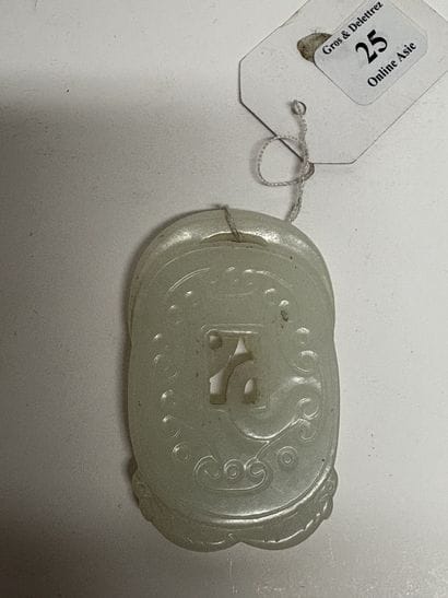 Chine, XXe siècle
Pendentif en jade blanc,...