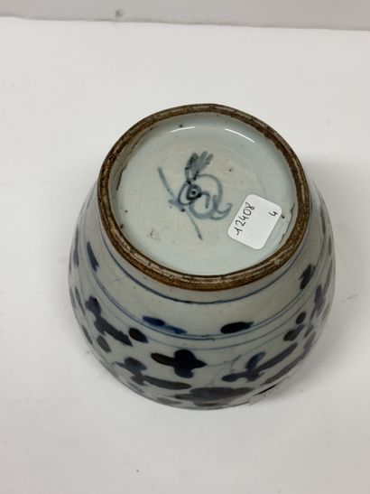 CHINE, XVIIe
Petite jarre balustre en porcelaine...