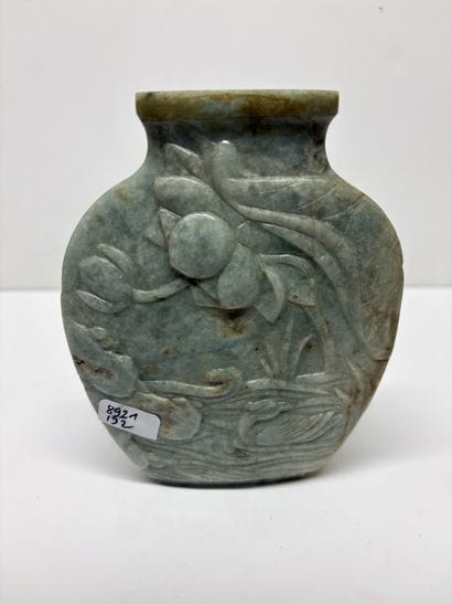 Vase à panse aplati en stéatite à décor de...