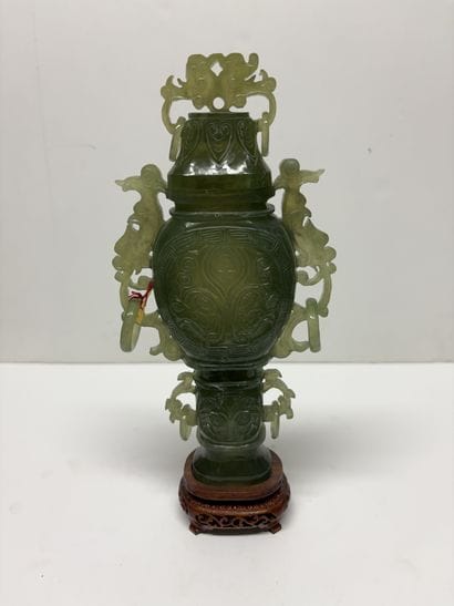 Vase couvert en jadéite à décor sculpté de...