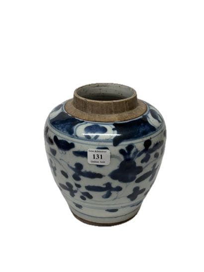 CHINE, XVIIe
Petite jarre balustre en porcelaine...