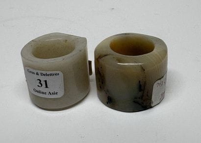Deux bagues d'archer, l'une en jade blanc...