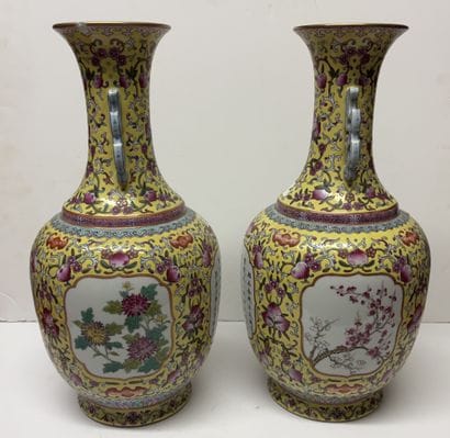 Chine, XXe siècle
Paire de vases balustres...