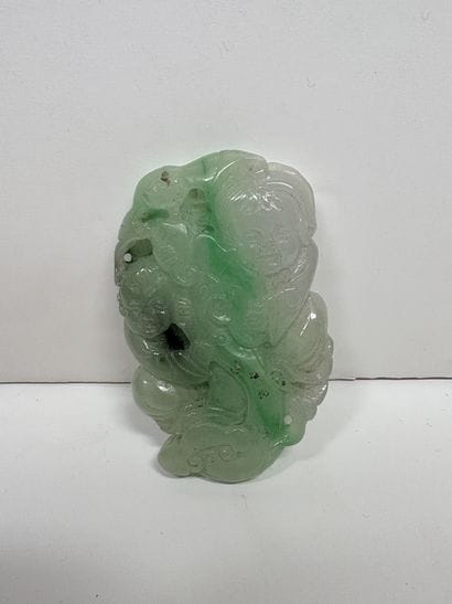 Chine, XXe siècle
Pendentif en jadéite infusée...