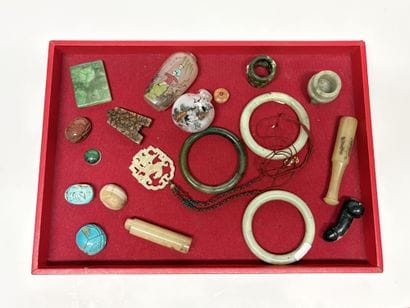 Chine, XXe
Lot en jade, verre et pierres...