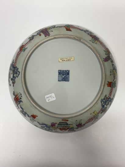 Chine, XXe siècle
Plat circulaire en porcelaine,...