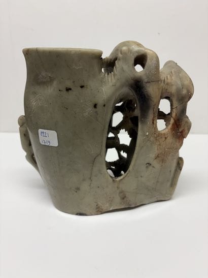 Chine. Vase double en pierre dure gravée...
