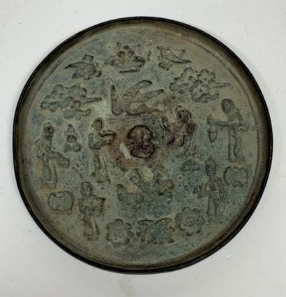 Miroir en bronze archaïsant, à décor de personnages...