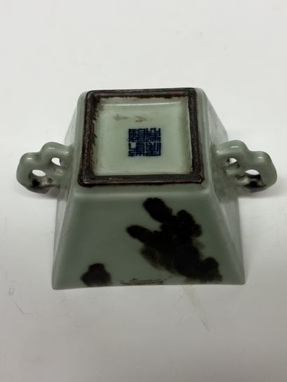 Chine, XXe
Coupe carrée à deux anses en porcelaine...