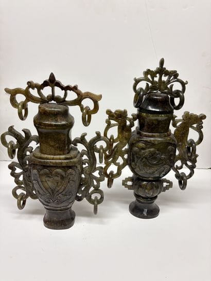 Chine, XXe
Deux vases couverts en jade vert...