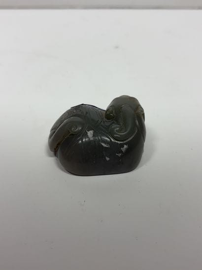 Sujet en jade céladon veiné de rouille, représentant...