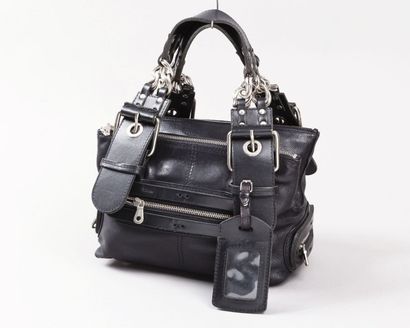 CHLOE
Sac 24cm en cuir grené noir, fermetures...