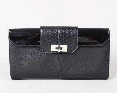 CARTIER
Lot composé d’une pochette et d’un...