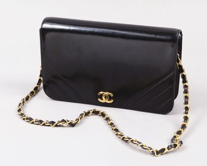 CHANEL
Petit sac du soir 23cm en cuir glacé...
