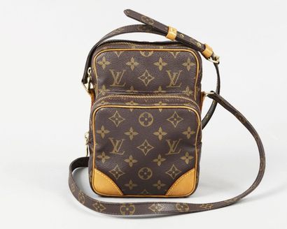 LOUIS VUITTON
Pochette «Amazone» en toile...