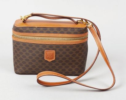 CELINE
Pochette 21cm en toile siglée marron...