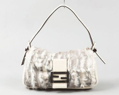 FENDI
Sac 25cm en lainage chinée coquille...