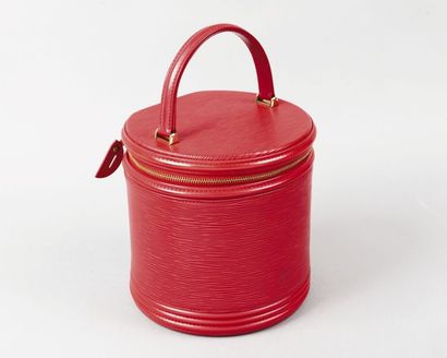 LOUIS VUITTON
Vanity en cuir épi rouge, fermeture...