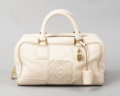 LOEWE
Sac 28cm en cuir agneau coquille d’oeuf,...