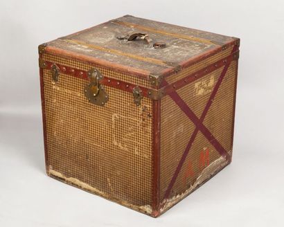 ANONYME
Malle à chapeaux recouverte d’une...