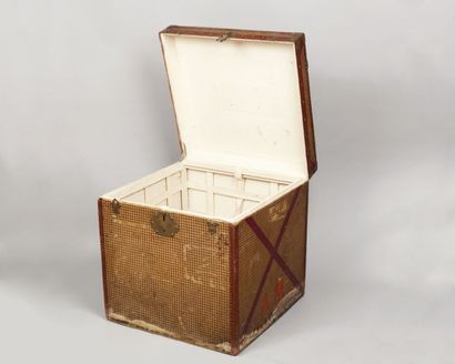 ANONYME
Malle à chapeaux recouverte d’une...