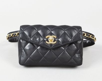 CHANEL
Pochette ceinture 16cm en cuir agneau...