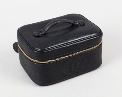 CHANEL
Vanity 19cm en cuir grené noir, fermeture...
