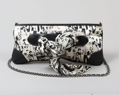 CHANEL
Sac baguette 28cm en soie matelassée...