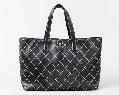 CHANEL
Sac cabas 40cm en cuir noir à surpiqûres...