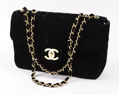 CHANEL
Rare sac «Jumbo» en velours noir à...