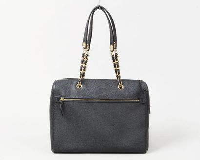 CHANEL
Sac 34cm en cuir grené noir, fermeture...