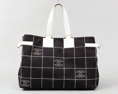 CHANEL
Sac 45cm en toile noire à surpiqûres...