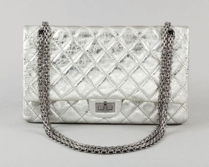 CHANEL
Sac «Mademoiselle» 28cm en cuir agneau...