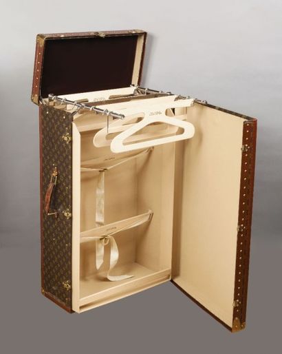 Louis VUITTON Avenue Marceau n°910385
Malle...