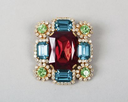 CHANEL, circa 1995
Broche en métal doré orné...