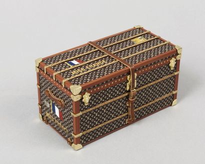LOUIS VUITTON
Mini malle courrier presse...